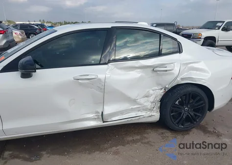 2024 Volvo S60 B5 Plus Black Edition z USA, uszkodzony, nr VIN 7JRL12FH1RG299930